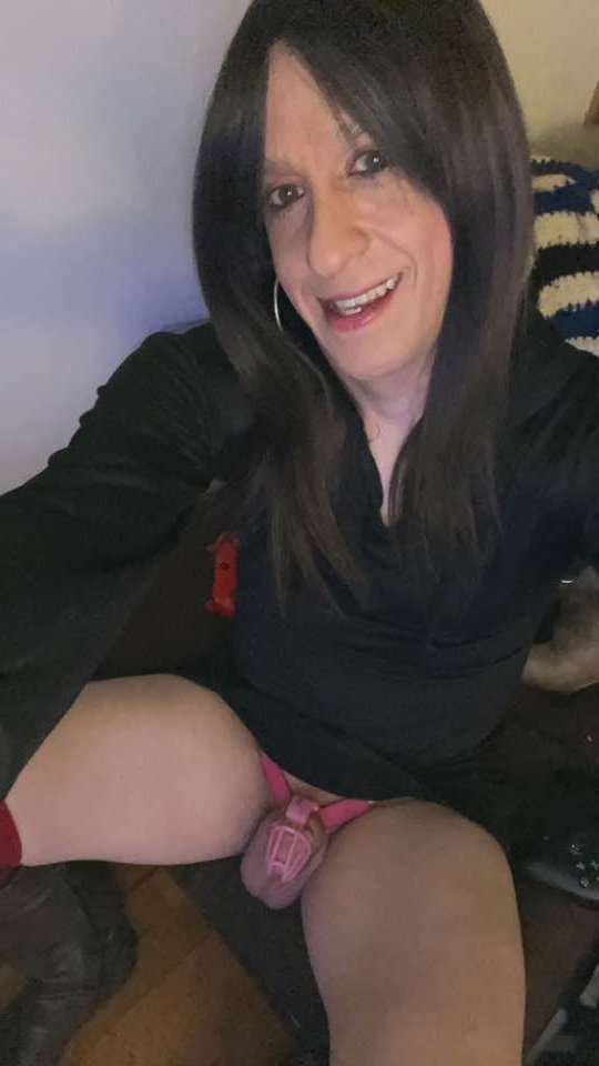 Sissy Paige April smiles happily when getting shared & jerked off to - kik: sissypaigeapril - #odO0AkTx